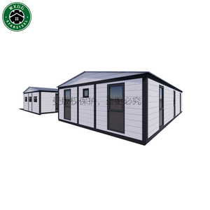 Cabaña Prefabricada Expandible Blanca con Revestimiento Horizontal y Techo a Dos Aguas para Glamping en Resorts, Alojamientos y Alquileres de Corta Duración - Product Image 1