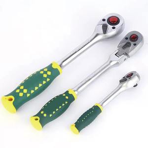 Ensemble d'outils complet avec clé <span class=keywords><strong>à</strong></span> cliquet, douilles, tournevis, pinces dans un coffret en plastique durable <span class=keywords><strong>pour</strong></span> la réparation automobile <span class=keywords><strong>à</strong></span> domicile et les projets de bricolage - Product Image 2