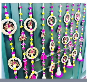 Décoration murale bohème en fibres végétales avec pompons et motif lotus pour la décoration intérieure d'entrée pour Diwali, forme de fleur multicolore - Product Image 1