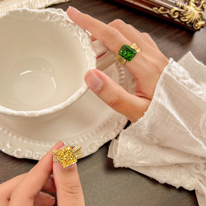 Nouvelle bague en cuivre plaqué or de haute qualité 2025 avec diamant émeraude carré en cuivre à haute teneur en carbone pour femme 10*12 - Product Image 3