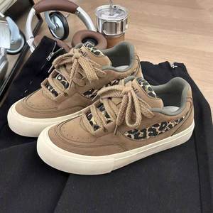 Chaussures tendance pour hommes à imprimé léopard et semelle épaisse, nouvelle collection automne-hiver 2026, légères, respirantes, polyvalentes, baskets décontractées - Product Image 1