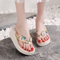 Nouvelles tongs compensées de plage pour femmes, mode été 2026, en PVC, PU et caoutchouc, chaussures plates pour femmes, 1 pièce