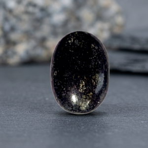 Piedra de Cristal Ovalada Negra Pulida, Gema Semipreciosa, Artículo de Colección Artístico - Product Image 2
