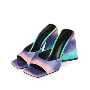 รองเท้าส้นสูงแบบสวมหัวเหลี่ยมหนังแก้วสะท้อนแสงสีผสมแฟชั่นส้นหนาไซส์ใหญ่พิเศษ 45 - Product Image 4