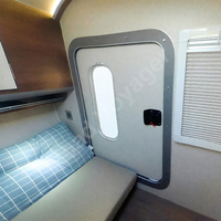 Remorque de camping familiale moderne et légère pour le transport facile, 4x4, en aluminium gris argenté, capacité de couchage pour 2 personnes, réservoir d'eau de 40 L