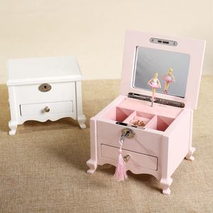 Деревянная шкатулка с замком и зеркалом, подходит для девочек и подростков, Подарочный органайзер для ювелирных изделий и заводная Музыкальная шкатулка с лебедем и озером - Product Image 3