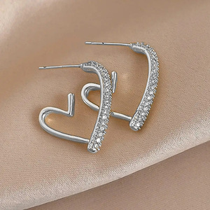 Orecchini a perno con zirconi a forma di cuore aperto, gioielli da donna dolci ed eleganti, regalo per l'uso quotidiano - Product Image 5