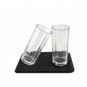 水晶般清澈的八角形形状饮用玻璃杯的水/牛奶/果汁