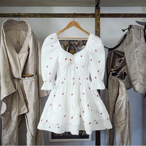 Robe courte blanche à imprimé fraises, manches bouffantes, col carré, coupe trapèze, écologique, décontractée, été, impression numérique - Product Image 3