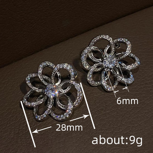 Orecchini a Perno con Motivo Floreale per Donne, Design Elegante Intarsiato, Gioielli per Orecchie alla Moda - Product Image 4