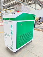 Nettoyeur laser portable à refroidissement par air 300W, pulvérisateur manuel pour le bois, machine de nettoyage laser 300W pour l'élimination de la rouille