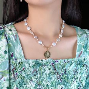 Collier pour femme en perles d'eau douce baroques avec bouton, lumière naturelle intense, pendentif en cuivre plaqué or 14 carats, collier tendance - Product Image 2