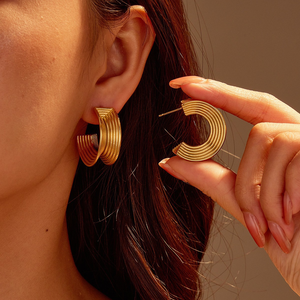 Boucles d'oreilles en titane et acier de forme géométrique en C, design personnalisé, simples mais polyvalentes, avec une touche de sophistication. - Product Image 2