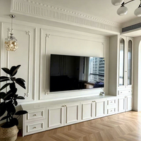 Meuble TV intégré moderne de style français avec tiroirs encastrés et boutons dorés pour la maison