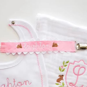 Venta al por mayor conjunto de ropa de bebé recién nacido personalizado bebé cinta chupete Clips bebé niño niña chupete cadena babero conjunto 2025 - Product Image 1