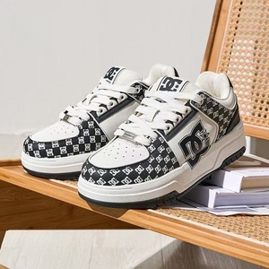 Chaussures de sport de luxe 2026 DG en cuir véritable blanc, respirantes, légères, pour la marche en extérieur - Product Image 1