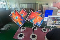 Écran tactile LCD 32 pouces, signalisation numérique mobile intelligente portable avec caméra 13MP pour le commerce de détail, les centres commerciaux et les réunions