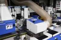 Machine à raboter et à profiler à quatre côtés de norme internationale, 5 têtes, largeur de rabotage de 210 mm pour la production de fenêtres/portes en bois