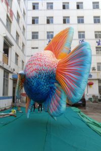 Publicidad para Promoción de Eventos: Modelos Inflables de Peces Tropicales, con Atmósfera Oceánica y Accesorios Decorativos Específicos para la Escena - Product Image 3