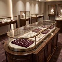 Comptoir de présentation de bijoux ovale de luxe sur mesure, cadre en acier inoxydable, vitrine à bijoux en verre, éclairage LED, vitrine de présentation de bijoux