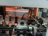 Machine de soufflage de bouteilles en plastique à 2 cavités pour bouteilles d'eau en PET, connectée à une machine de remplissage de bouteilles