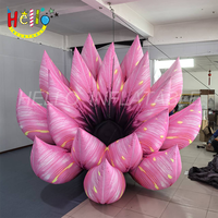 Magnifique lotus bleu géant gonflable avec des pétales dégradés vibrants et un design artistique saisissant.