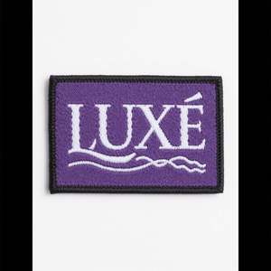 Etiquetas de ropa de pliegue final personalizadas Ropa de producto de fábrica Etiquetas de camiseta personalizadas Etiqueta tejida de Damasco para ropa - Product Image 3