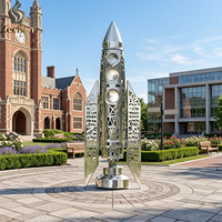 Sculpture de fusée spatiale moderne en acier inoxydable poli miroir, grande taille, pour l'extérieur, idéale pour les places urbaines et les monuments.