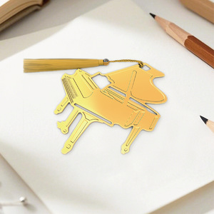 Marque-page musical créatif en métal en forme de saxophone, trompette, accordéon, violon, guitare, piano avec pompon – Vente en gros - Product Image 2