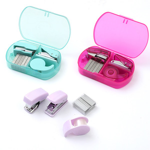 Mini <span class=keywords><strong>Engrapadora</strong></span> Manual de Plástico 4 en 1, Juego de Papelería con Grapas de 13/14 mm y Capacidad <span class=keywords><strong>para</strong></span> 5 Hojas <span class=keywords><strong>para</strong></span> Estudiantes - Product Image 1