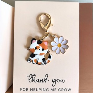 Colgante de gato pintado de aleación de zinc, bonito dije de margarita, llavero con mosquetón, colgante de mascota rosa encantador y de moda, joyería. - Product Image 2