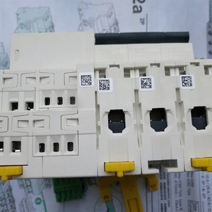 Interruptor de Circuito Integrado Actl9-Reflex A9C62316 3P C16A IC60N 50/60 Hz, Relé de Plástico en Caja Moldeada - Product Image 1