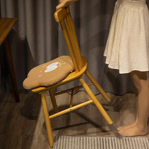 Cuscino per Seduta Invernale Super Morbido in Peluche Fatto a Mano con Fiori Sorridenti e Imbottitura in Memory Foam Design Personalizzato per Uso in Ufficio Unisex - Product Image 6