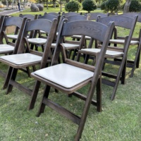 Chaise pliante en résine de haute qualité pour événements extérieurs, fêtes, mariages, banquets et réceptions, avec finition imitation bois, vente en gros