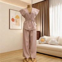 Ensemble de costume rose pour femme, idéal pour les mariages ou les soirées, avec des décorations de boutons formels pour un style professionnel féminin