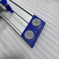 Cadre de balai à poussière en aluminium - 360 °   Articulation pivotante et clips en plastique bleu, idéaux pour le nettoyage des sols dans les hôtels, hôpitaux, centres commerciaux et aéroports