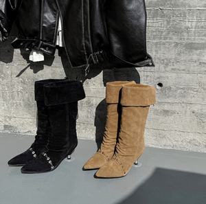 Bottes toutes saisons avec design plissé, simples et polyvalentes, adaptées à toutes les occasions, avec semelle plateforme à talon épais et bout pointu. - Product Image 1