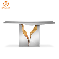 Console de luxe en marbre avec piédestal sculptural doré, meuble d'entrée moderne et élégant pour hall d'entrée de villa