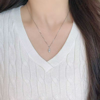 Ciondolo in Oro Bianco 18K con Diamante Sintetico HPHT, Design Minimalista e Versatile a Due Punte, Ciondolo a Marquise per Donna
