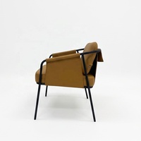 Fauteuil d'appoint moderne en cuir avec accoudoirs en cuir drapé et structure métallique, idéal pour les cafés, restaurants, hôtels et coins de salon.