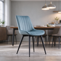 Chaise d'appoint en tissu matelassé à grille, texture minimaliste et chaleureuse, idéale pour l'aménagement de maisons d'hôtes et d'appartements de vacances