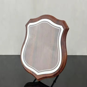 Targa in Legno a Forma di <span class=keywords><strong>Scudo</strong></span> Personalizzabile con Incisione e Piastra in Vetro Trasparente per Premiazioni e Commemorazioni - Product Image 1