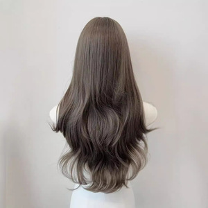 วิกผมยาวหยิกสีน้ำตาลเทาธรรมชาติพร้อมหน้าม้าปัดข้าง วิกผมไฟเบอร์ทนความร้อนสูงสำหรับสวมใส่ทุกวัน - Product Image 2