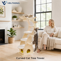 Arbre à chat haut et incurvé avec plateformes rembourrées, griffoirs et structure en contreplaqué, mobilier d'intérieur, vente en gros