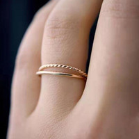 Vente en gros d'anneaux en acier inoxydable imperméables, minimalistes et tendance, plaqués or 18 carats, anneaux torsadés à deux couches pour femmes