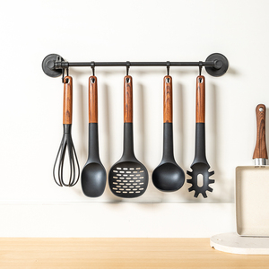 <span class=keywords><strong>New</strong></span> Arrival 5-Piece <span class=keywords><strong>Nylon</strong></span> nhà bếp đồ dùng <span class=keywords><strong>Set</strong></span> với Faux gỗ xử lý chịu nhiệt nấu ăn Công cụ bao gồm treo giá - Product Image 2