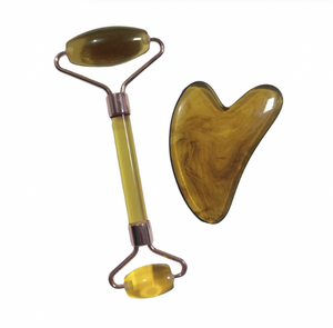 Juego de piezas de gua sha en forma de corazón color ámbar, masajeador facial de doble rodillo - Product Image 1