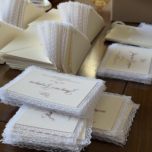 การ์ดอวยพรงานแต่งงานลูกไม้ทำมือสุดหรู สไตล์วินเทจ สง่างาม พิมพ์แบบ Letterpress ลายนูน กระดาษออฟเซ็ต พิมพ์โลโก้ตามสั่ง - Product Image 1