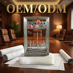 Trophée de triathlon IRONMAN du Moyen-Orient personnalisé, écologique, imprimé UV, avec base en métal en forme de silhouette de ville en 3D - Product Image 1