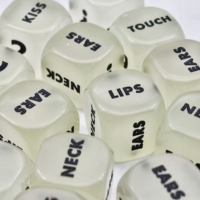 Fabricant Professionnel en Gros Dés Personnalisés Sexy Dés à Graver Runes Set de Dés pour Couples Date D6 16mm en Résine Acrylique Jeux pour Adultes